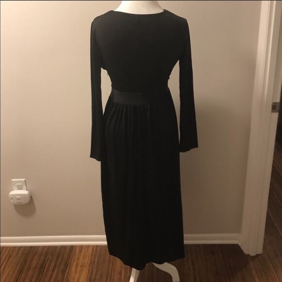 Deep V-neckline Dress Black - Picture 3 of 5